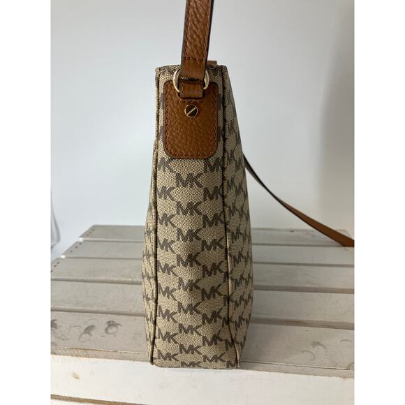 MICHAEL KORS MEDIUM SAFFIANO LEATHER SIGNATURE CROSSBODY BAG - Picture 4 of 16